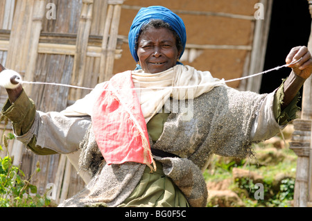 Femme Dorze filer, Arba Minch, Ethiopie Banque D'Images