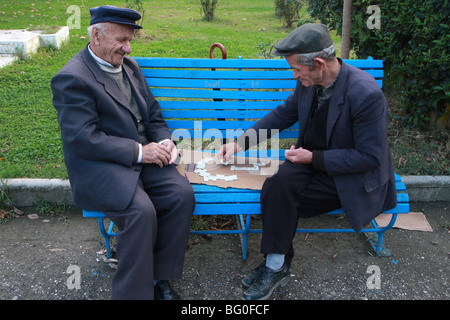 Deux vieillards assis sur un banc, jouer aux dominos, Berat, Albanie Banque D'Images