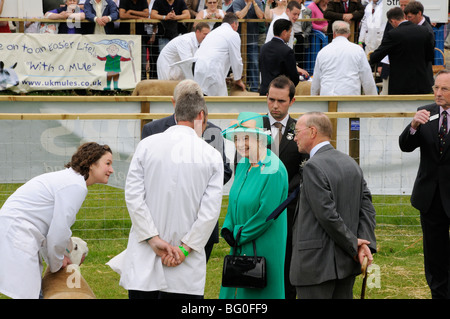 La Reine Le fait de parler à un éleveur de moutons à la Royal Highland Show, Édimbourg, Écosse, Royaume-Uni. Banque D'Images