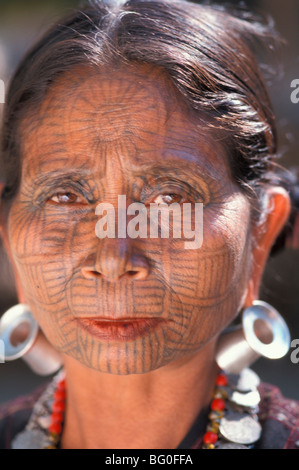 Menton femme avec dos tatouage, l'état Chin, le Myanmar (Birmanie), l'Asie Banque D'Images