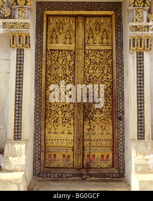 Porte en bois sculpté et doré à Wat Na Phra Men, Ayutthaya, Thaïlande, Asie du Sud, Asie Banque D'Images