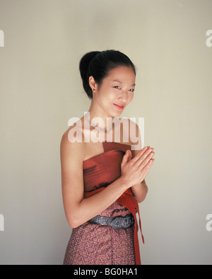 Girl doing wai (Thaïe) en Thaïlande, en Asie du Sud-Est, l'Asie Banque D'Images