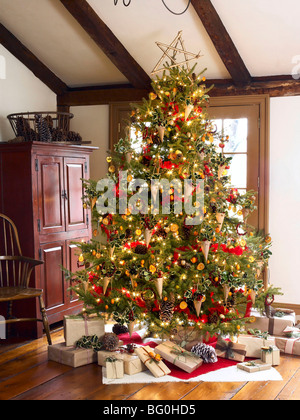 Arbre de Noël et cadeaux Banque D'Images