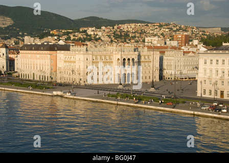 Hôtel de ville (Municipio) donnant sur la Piazza Unita d'Italia, vu de Porto Vecchio, Trieste, Frioul-Vénétie Julienne, Italie, Europe Banque D'Images