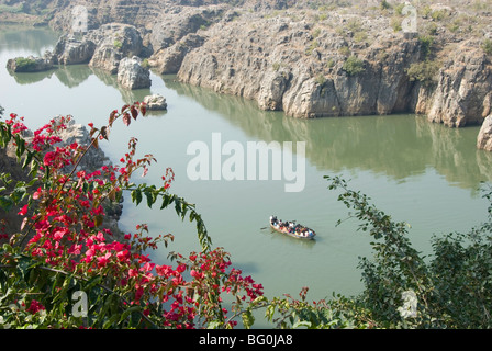 Bateau de tourisme entrant dans le Marble Rocks Gorge, sur la rivière Narmada, Bhedaghat, Jabalpur, Madhya Pradesh, Inde, Asie Banque D'Images