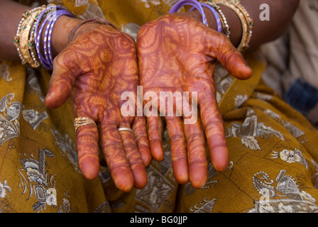 Décoration au henné sur les mains d'une vieille dame résident, Porbander, Gujarat, Inde, Asie Banque D'Images