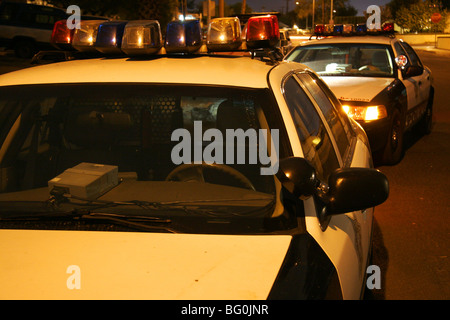 Las Vegas Metropolitan Police Department voitures garées dans la rue la nuit. Banque D'Images