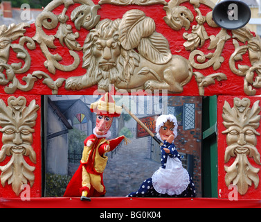 Punch et Judy décroche à la station, Galles, Royaume-Uni Banque D'Images