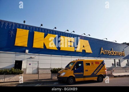 Magasin de meubles IKEA avec la sécurité du transfert d'argent à l'avant du véhicule Banque D'Images