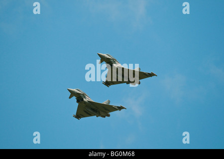 Une paire de chasseurs typhoon voler en formation serrée au-dessus de RAF Coningsby. Banque D'Images