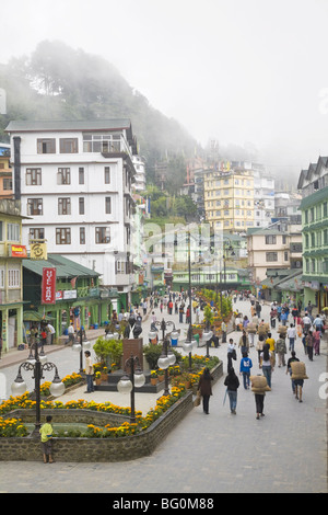 Mahatma Gandhi Marg (MG Marg), la principale rue commerçante, Gangtok, Sikkim, Inde, Asie Banque D'Images