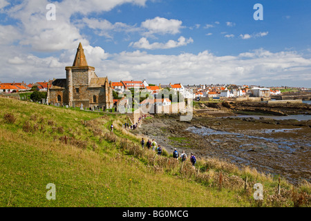 Un club de randonnée sur le chemin côtier Fife près St Monans Banque D'Images