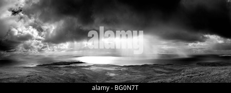 Point de vue d'un Sgurr sur l'île de Eigg, à towardsstorm sur mer entre Eigg et continent, Ecosse, Royaume-Uni Banque D'Images