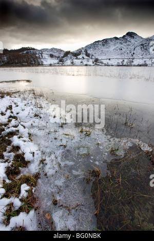 Peu de congelé et Tarn Langdale Fells couverte de neige, Parc National de Lake District, Cumbria, Angleterre, Royaume-Uni Banque D'Images