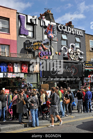 Boutiques et shoppers dans Camden Londres Royaume-Uni Banque D'Images