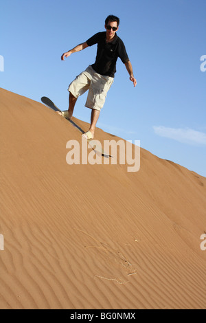 Sandboarding dans le désert du Sahara Banque D'Images