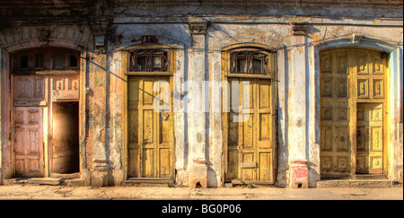 Façades de bâtiments coloniaux délabrés baigné de lumière du soir, La Havane, Cuba, Antilles, Amérique Centrale Banque D'Images