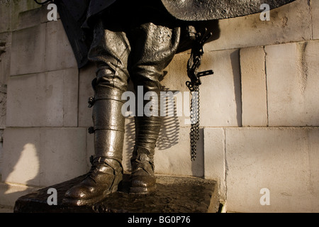 Statue en bronze de soldat commémorant les batailles de la Première Guerre mondiale sur le côté de l'Artillerie royale War Memorial à Hyde Park. Banque D'Images