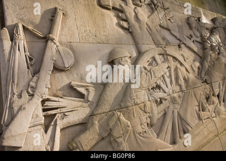 Le granit reliefs représentant la souffrance dans les batailles de la Première Guerre mondiale sur le côté de l'Artillerie royale War Memorial à Hyde Park. Banque D'Images