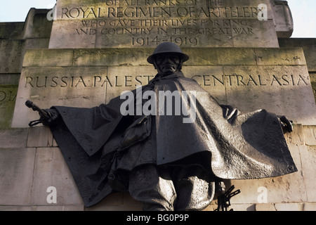 Statue en bronze de soldat commémorant les batailles de la Première Guerre mondiale sur le côté de l'Artillerie royale War Memorial à Hyde Park. Banque D'Images