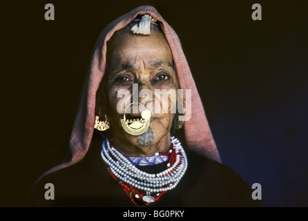 Portriat d'une femme qui porte la marque de beauté du sud de l'Afrique subsaharienne, un qatrah ou or nez pendant, et un menton tattoo, l'oasis de Bahariya, Egypte Banque D'Images