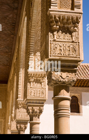 Décoré de colonnes dans le Patio de los Arrayanes, Casa Real (Palacios Nazaries), à l'Alhambra, Granada, Andalousie, Espagne (Andalousie) Banque D'Images