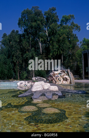 Tlaloc, dieu de la pluie, de la sculpture, de l'eau fontaine, carreaux de mosaïque, de Diego Rivera, Diego Rivera, parc de Chapultepec, Mexico, District Fédéral, Mexique Banque D'Images