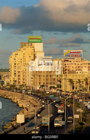 Corniche en lumière du soir, Alexandrie, Égypte, Afrique du Nord, Afrique Banque D'Images