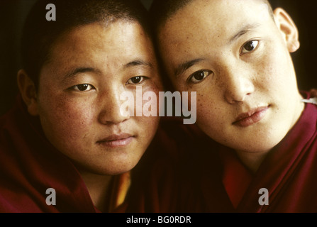 Portrait de deux nonnes bouddhistes tibétains, à Dharamsala, Inde Banque D'Images