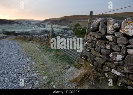 L'aube à Kettlewell dans la région de Wharfedale, Yorkshire Dales National Park, North Yorkshire, UK Banque D'Images