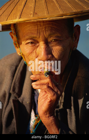 Vieille Femme avec cheroot, Ywama, l'État Shan, au Lac Inle, Myanmar (Birmanie), l'Asie Banque D'Images