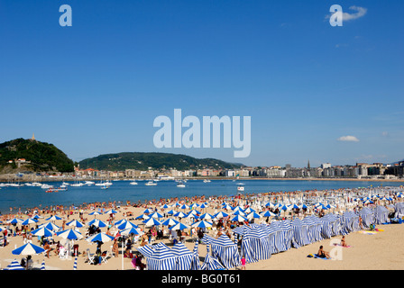 Parasols sur la plage et vue sur la ville, San Sebastian, Pays Basque, Pays Basque, Espagne, Europe Banque D'Images