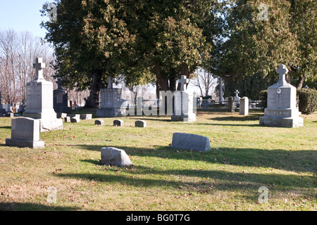 Verdoyante paisible cimetière communautaire américain marqué avec croix en granit du soleil & de longues ombres sur l'herbe, Montgomery New York Banque D'Images