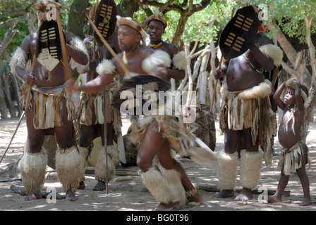 Groupe de danse tribale zoulou, Dumazula Village culturel, Afrique du Sud, l'Afrique Banque D'Images