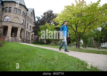 Oberlin, Ohio - promenades à travers le campus un étudiant à l'Oberlin College. Banque D'Images