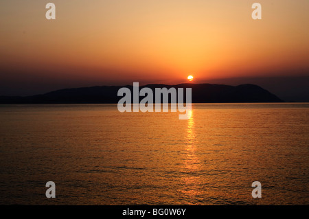 Coucher de soleil sur la mer Egée, prises à partir de Loutraki, Skopelos, Skiathos avec en arrière-plan, îles des Sporades, îles grecques, Grèce Banque D'Images