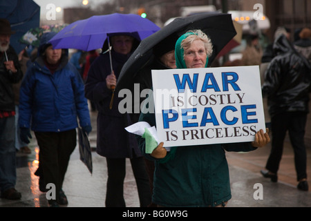 Protestation contre le président Obama's escalade de la guerre en Afghanistan Banque D'Images