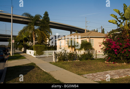 Une maison avec l'élevant au-dessus de l'autoroute 105, Los Angeles, Californie, États-Unis d'Amérique Banque D'Images