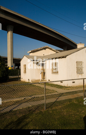 Une maison avec l'élevant au-dessus de l'autoroute 105, Los Angeles, Californie, États-Unis d'Amérique Banque D'Images