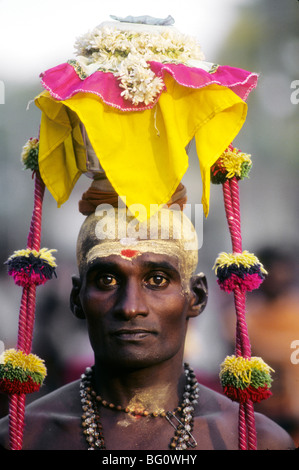 Un pèlerin/dévot apporte une offrande à l'Palani Murugan Temple et prend part à la fête de Thaipusam honneur Seigneur Subramaniam (aussi connu comme Seigneur Muruga, fils de Shiva). L'offre en équilibre sur sa tête est une forme de kavadi et symbolise le fardeau qu'il porte pour montrer son dévouement. Des milliers d'Hindous comme cet homme venu chercher la pénitence et l'absolution pour les péchés passés et montrer sa gratitude à Dieu pour les bénédictions au cours de l'année Banque D'Images