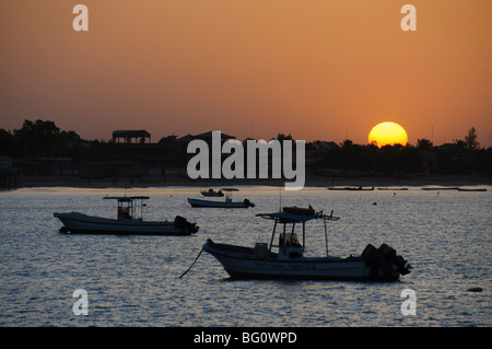 Lever du soleil, à Saly, Sénégal, Afrique de l'Ouest, l'Afrique Banque D'Images