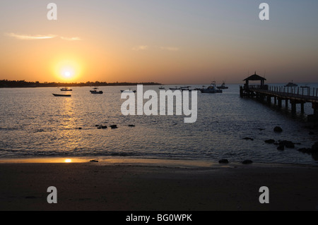 Lever du soleil, à Saly, Sénégal, Afrique de l'Ouest, l'Afrique Banque D'Images