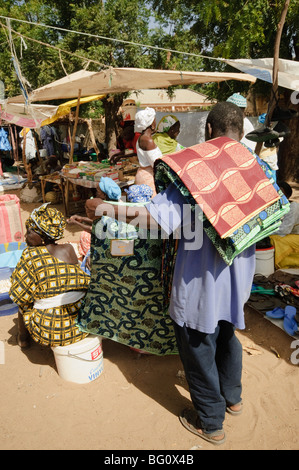 Marché à Ngueniene, près de Mbour, Sénégal, Afrique de l'Ouest, l'Afrique Banque D'Images