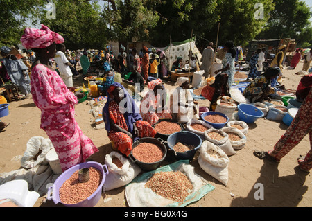 Marché à Ngueniene, près de Mbour, Sénégal, Afrique de l'Ouest, l'Afrique Banque D'Images