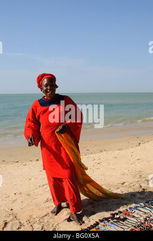 Hawker sur plage à Saly, Sénégal, Afrique de l'Ouest, l'Afrique Banque D'Images