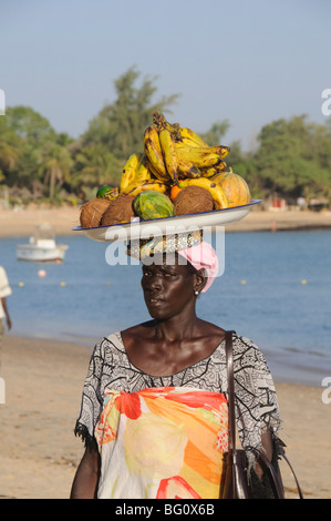 Hawker sur plage à Saly, Sénégal, Afrique de l'Ouest, l'Afrique Banque D'Images