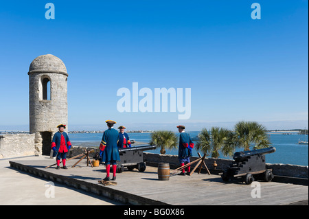 Démonstration de tir des armes à feu sur le Bastion de San Carlos dans le Castillo de San Marcos, St Augustine, Floride, USA Banque D'Images