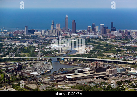 Vue aérienne au-dessus de la zone industrielle de Cleveland Ohio skyline steel mills rivière Cuyahoga Lake Erie Banque D'Images