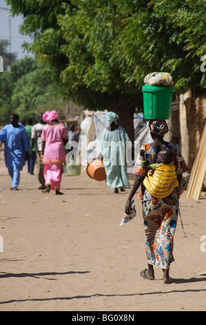 Marché à Ngueniene, près de Mbour, Sénégal, Afrique de l'Ouest, l'Afrique Banque D'Images