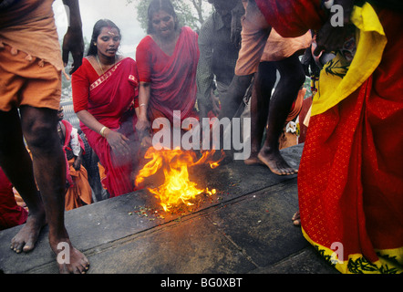 Pigrims touch fire monter les marches de la Temple Palani Murugan Palani, Tamil Nadu pendant le festival annuel de Thaipusam Hindou Banque D'Images